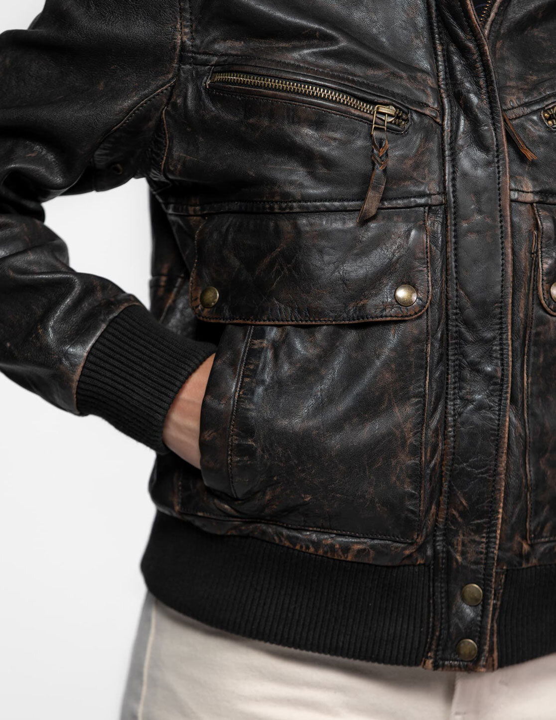 103749-BUTLER-BLACK_6_-min