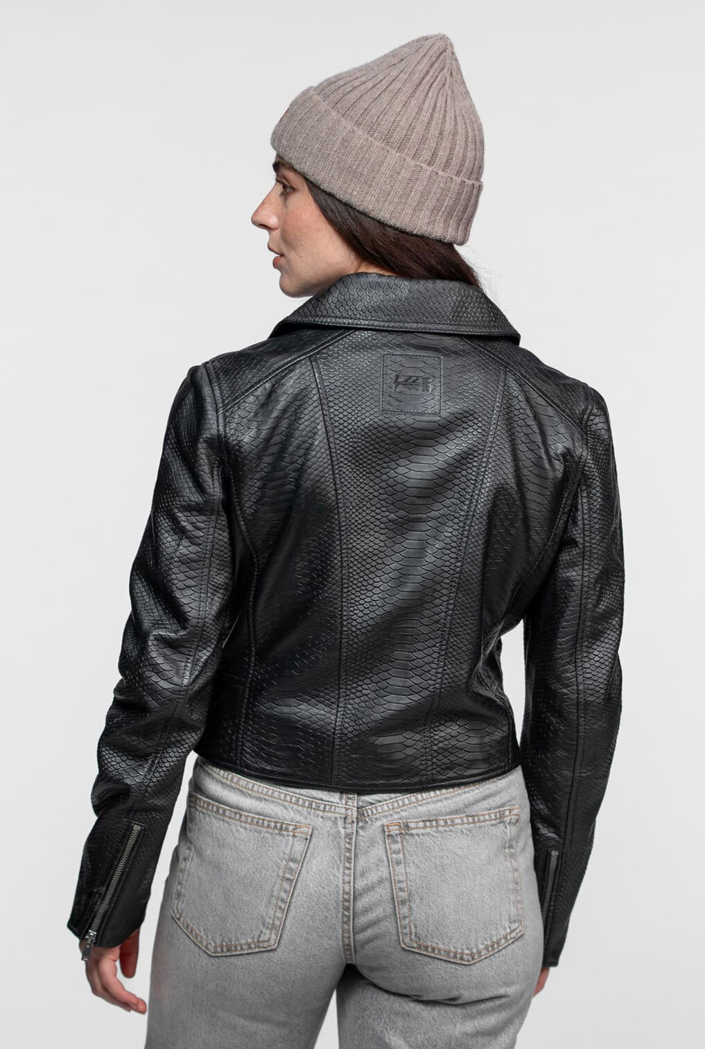 104463-AVA-BLACK_7_-min