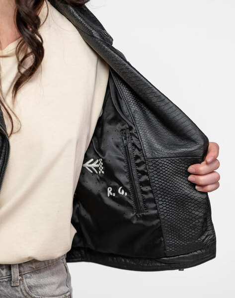 104463-AVA-BLACK_3_-min